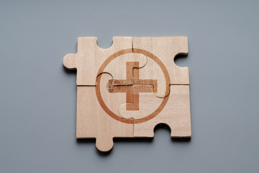 用于全球医疗保健的jigsaw拼图上的医学标图片