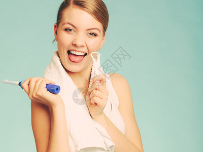 有电刷和清洁剂的年轻美女清干净口腔的快乐女人图片