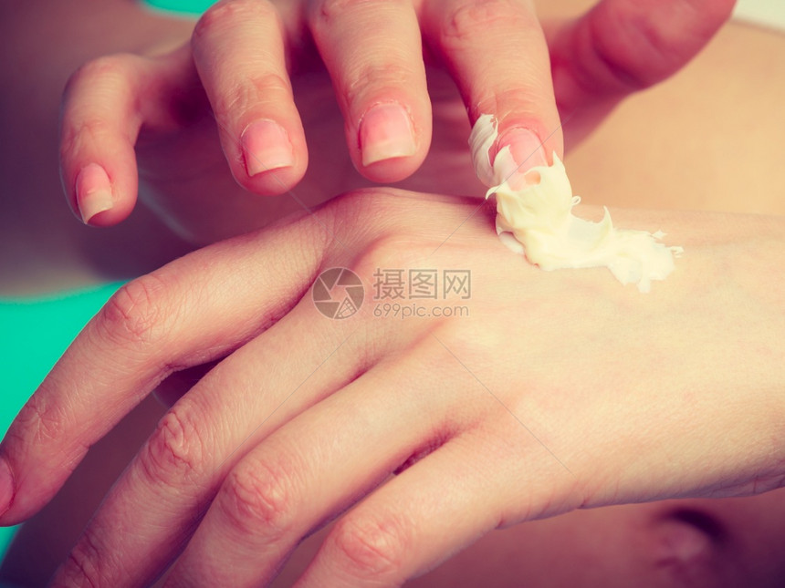 美容化妆品概念女用手指湿润奶油在手上施用以测试产品女用白奶油在手上施用图片