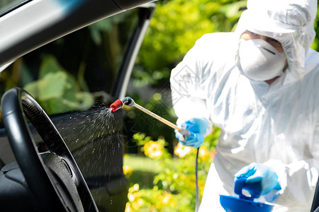 汽车净化专门清洁人员穿戴个防护设备PPE个人防护设备PPE新的正常卫生概念背景