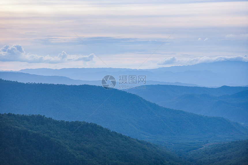 蓝山景观背热带雨林自然图片