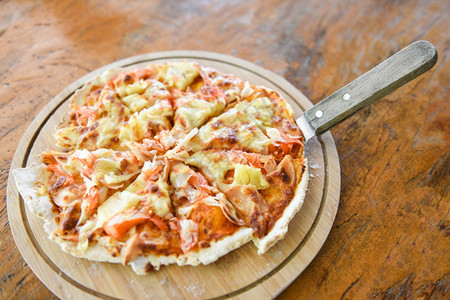 木盘上的披萨芝士切片图片