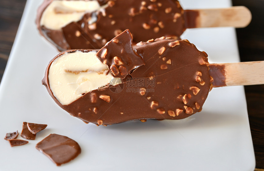 巧克力覆盖香草冰淇淋棒上图片