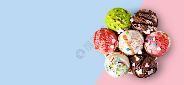 彩色背景上的冰淇淋华夫饼蛋白图片