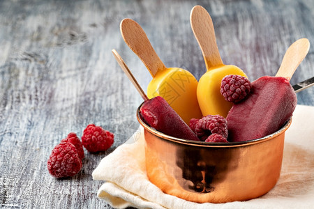 水果冰淇淋在盘子上图片