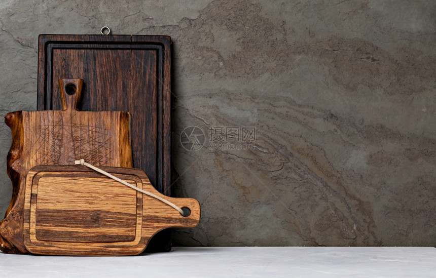 生锈石头背景的铁制木板空复制文本间设计元素木制厨房桌上的剪切板图片
