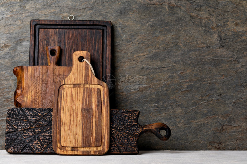 生锈石头背景的铁制木板空复制文本间设计元素木制厨房桌上的剪切板图片