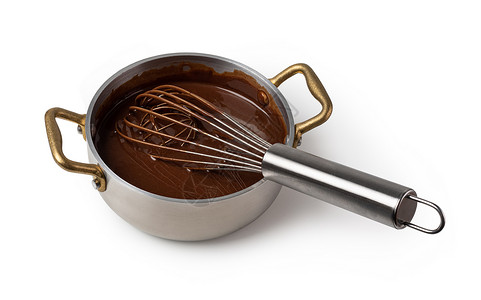 使用搅打器在锅里搅拌巧克力酱图片