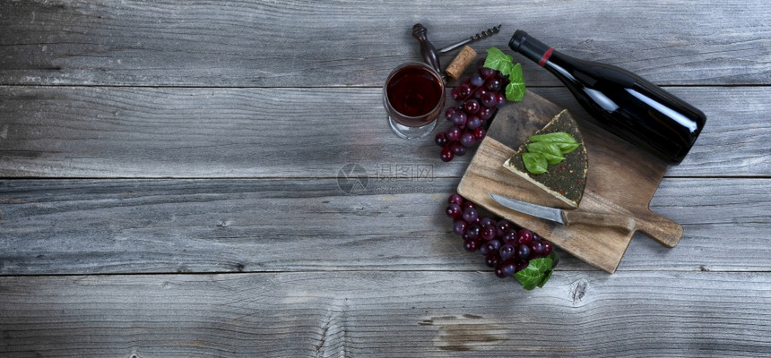 红葡萄酒配有新鲜奶酪加面包叶和生锈木上葡萄有复制空间图片
