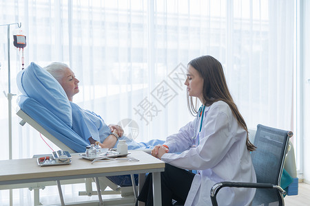 女医生讲述了抑郁的老年妇病人的悲哀消息她们躺在医院病房的床上接受医疗和治背景图片