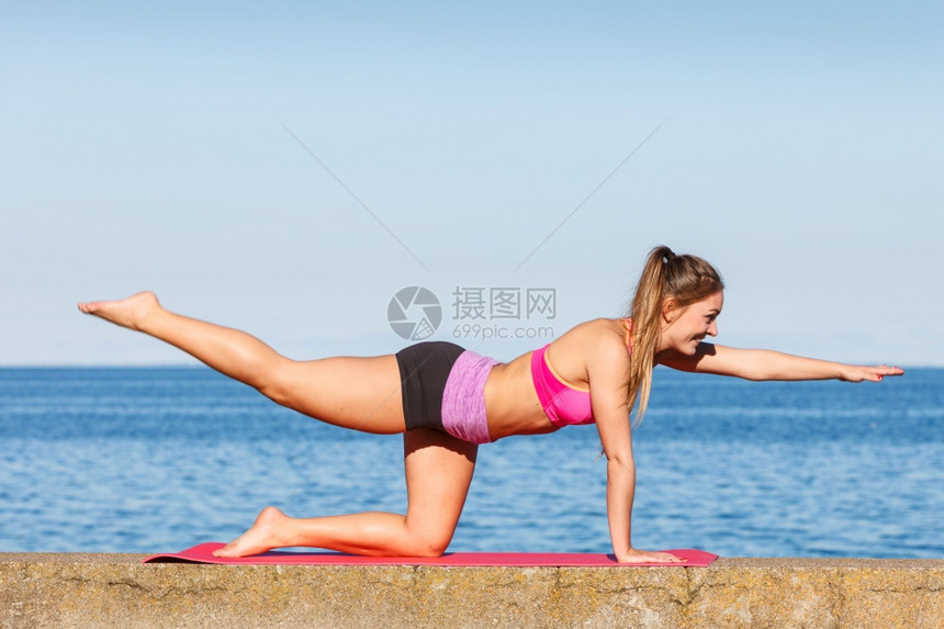 女在户外运动海边场穿服的健身女孩保持体肌肉健康在海边户外运动图片