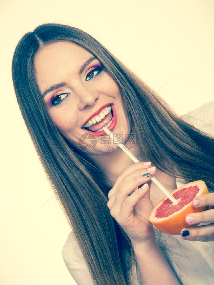 女有吸引力的长头发女孩的双眼化妆着葡萄果仁柑橘汁从水果中提取汁健康饮食暑假概念粉红色形象妇女从水果中获取葡萄汁图片