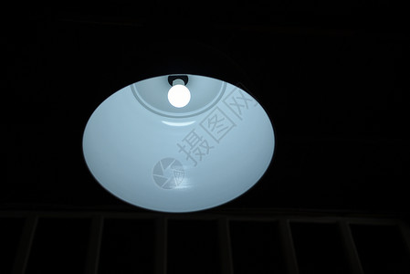 带宽工业金属设计大光源照明灯的电气设备深灯固定板背景图片