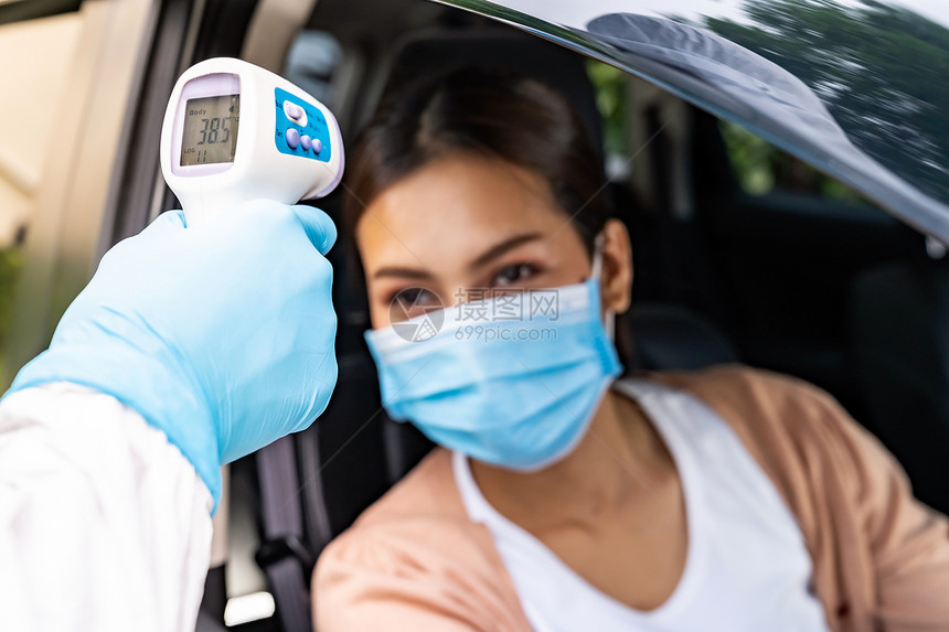 在医院的车道站进行冠状新冠viruscovid19测试之前PPE医务人员对亚洲妇女发烧进行温度测试图片