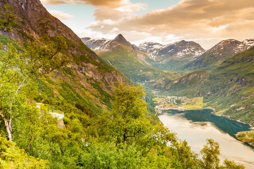 挪威斯堪的纳维亚从Flydalsjuvet的角度看Geirangerfjorden的美丽景象从Flydasjuvet的角度看挪威图片