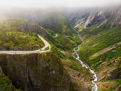 博胡斯莱恩挪威马博达莱恩河谷绿色夏季山区的公路和河流全国旅游者Hardangervidda路线挪威绿色山区的公路和河流背景