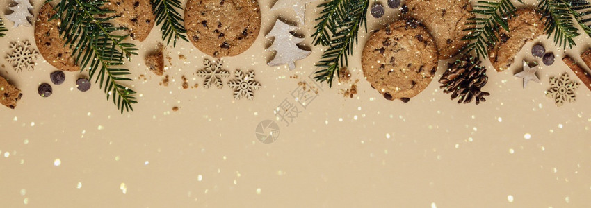 圣诞背景巧克力薯片饼干和木装饰平躺顶楼图片