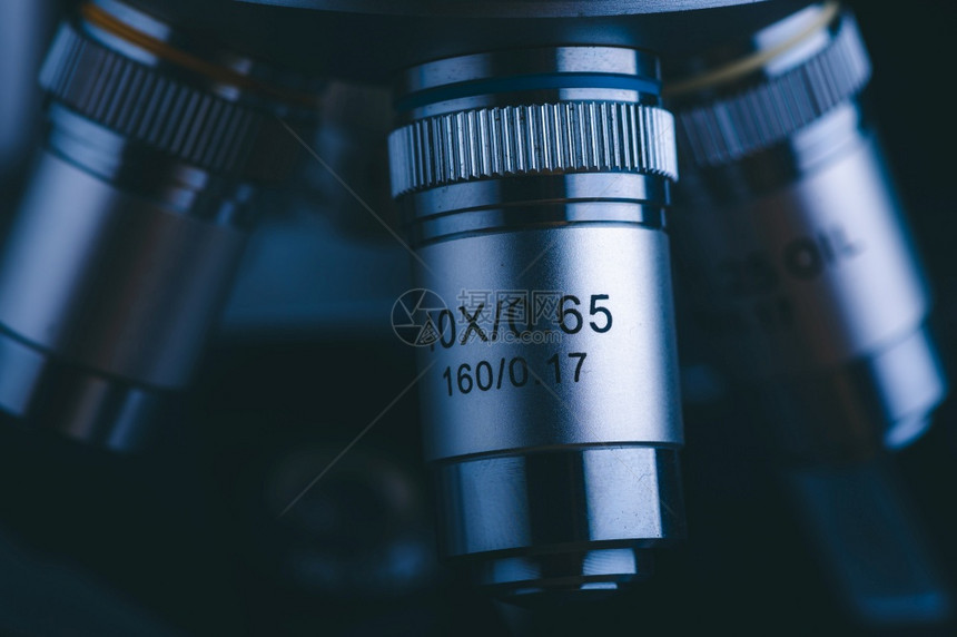 科学实验室高技术显微镜供技术员在研究实验室进行组织学抽样教育时使用在研究实验室进行生物检查图片