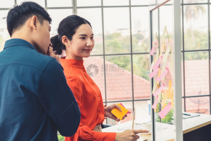 商界人士在办公室的项目规划板上工作与同事朋友对话分析项目开发图片