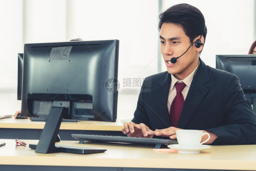 身着头盔的商界人士在办公室工作为远程客户或同事提供支助呼叫中心电话推销客户支助代理提供电话视频会议服务图片