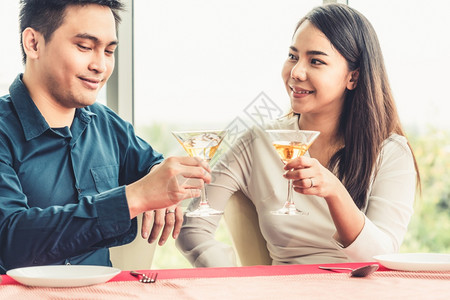 浪漫的情侣在餐厅喝酒图片