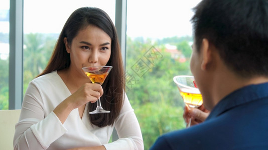 浪漫情侣在餐厅吃午快乐庆祝两周年和生活方式背景