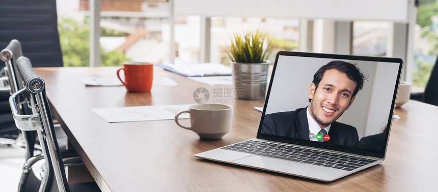 在虚拟工作场所或远程办公室召开商业人员会议远程工作电话会议使用智能视频技术与专业企务的同事进行联系图片