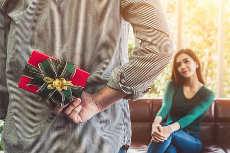 男子准备结婚纪念日礼物给妻子图片