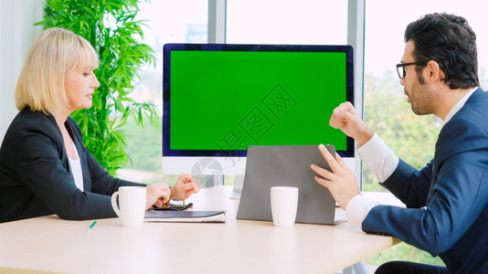 会议室的商人办公桌上有绿色屏幕染体钥匙电视或计算机高清图片