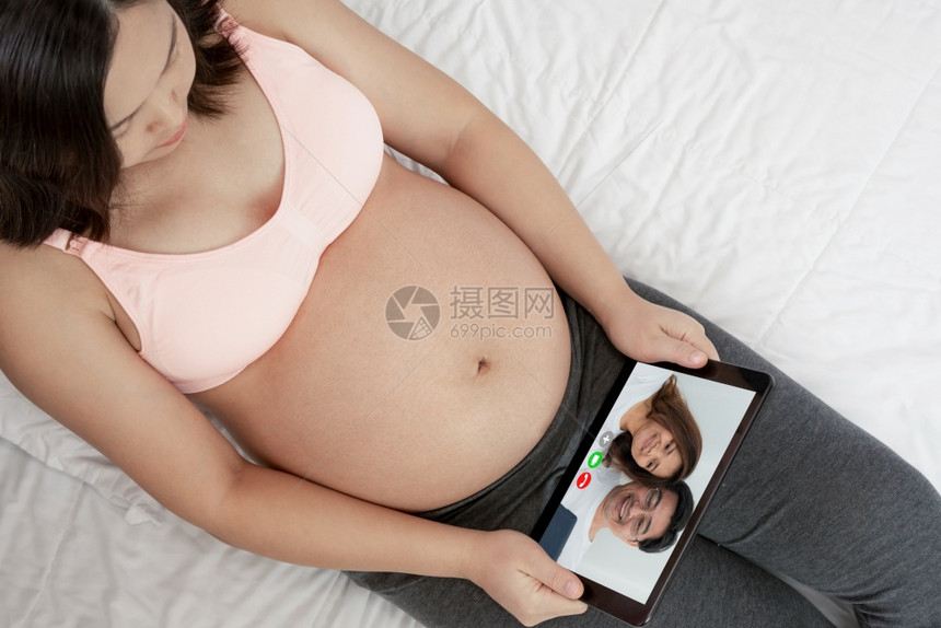 孕妇在线与家人视频联系图片