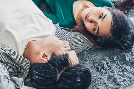 快乐的亚洲情侣在家的关系和生活方式图片