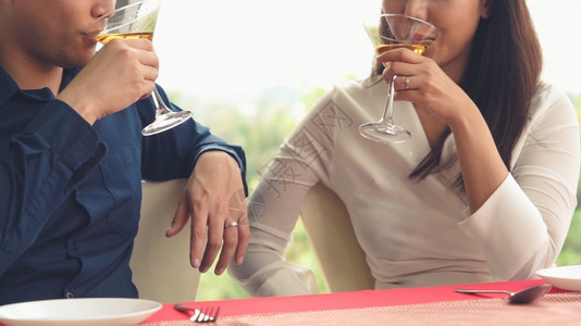 浪漫情侣在餐厅吃午快乐庆祝两周年和生活方式背景