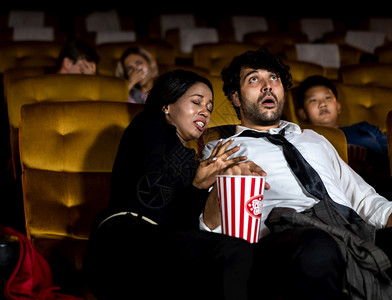 观众坐在电影院里看恐怖节目图片