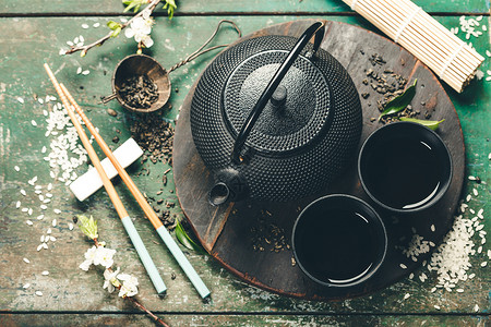 茶套和生木制餐桌上的筷子平铺茶套和生木制餐桌上的筷子图片