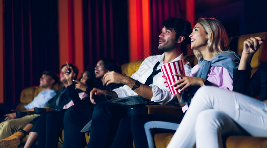 一群观众在电影院欢乐的看电影图片