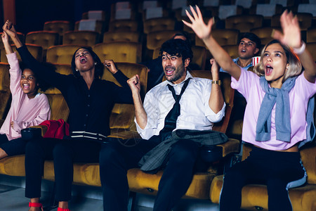 在电影院观众是快乐和令人兴奋的集体娱乐活动和概念图片