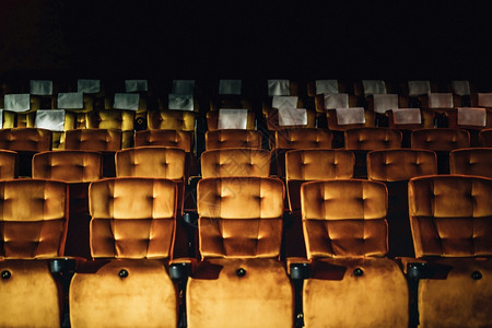 在电影院的一排黄色座位上 椅子有爆米花图片