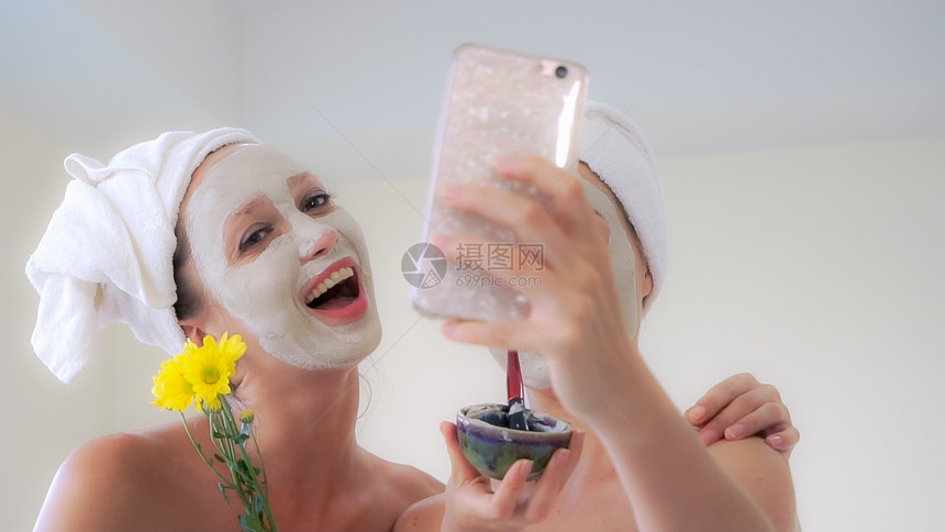 美貌女在健康疗养所接受专业皮肤科医生的面部擦拭治疗防虐面部皮肤护理和奢侈生活方式概念图片