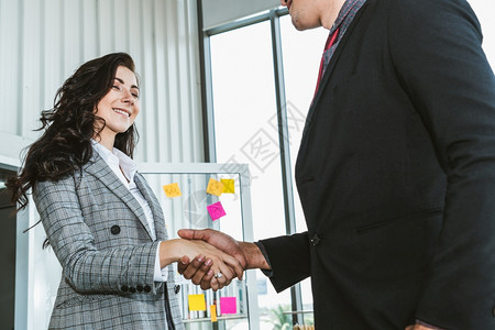 商业界人士在公司办室握手表现出对财务交易合同的专业协议图片
