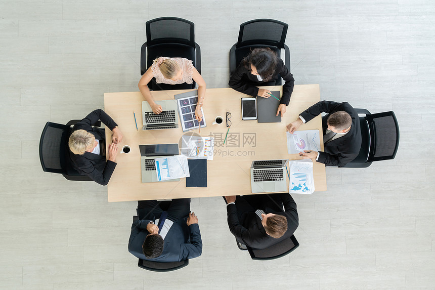 商业团体会议从办公室的最高视角拍摄职业商妇女人和办公室工作员在小组会议上工作桌有项目规划文件图片