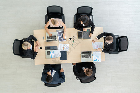 商业团体会议从办公室的最高视角拍摄职业商妇女人和办公室工作员在小组会议上工作桌有项目规划文件背景图片