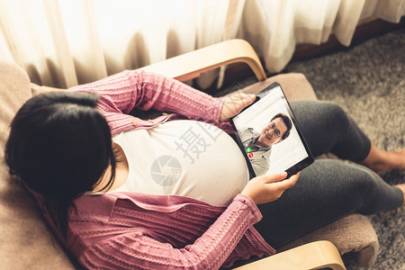 孕妇正在与医疗人员视频通话图片