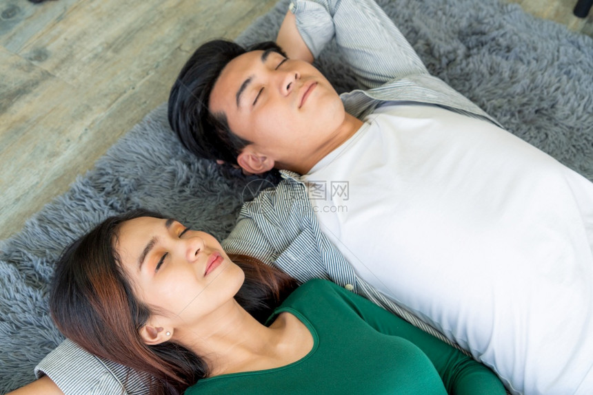 年轻亚洲夫妇的爱情关系和生活方式图片