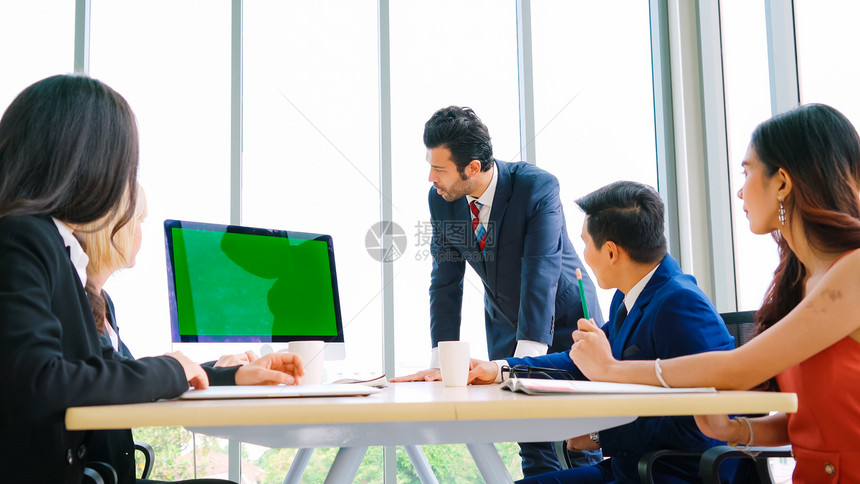 会议室的商人办公桌上有绿色屏幕染体钥匙电视或计算机图片