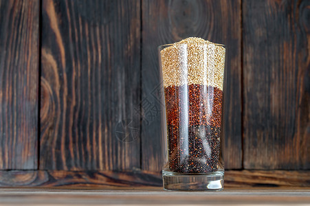 玻璃罐中的藜麦黑色玻璃有不同种类的quinoa背景