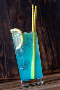 蓝色柠檬一杯加柠檬的电热水鸡尾酒杯背景