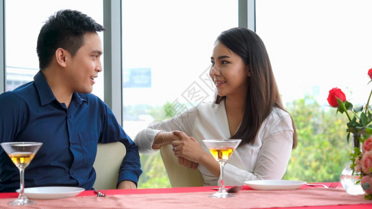 浪漫情侣在餐厅吃午快乐庆祝两周年和生活方式背景图片
