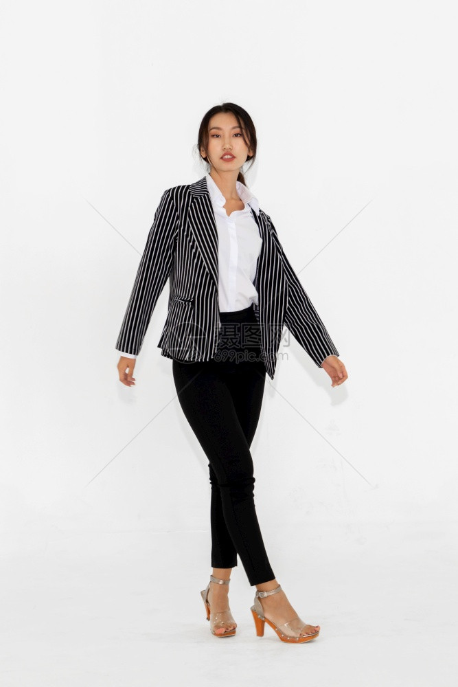 身穿正式商业西装的亚洲女全身肖像图片
