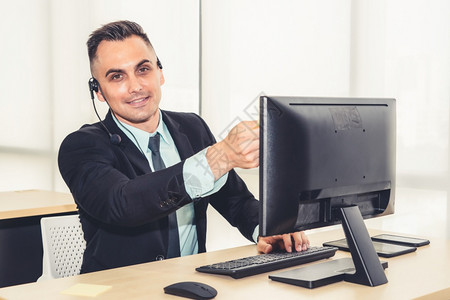 开心的指着电脑的男推销员图片