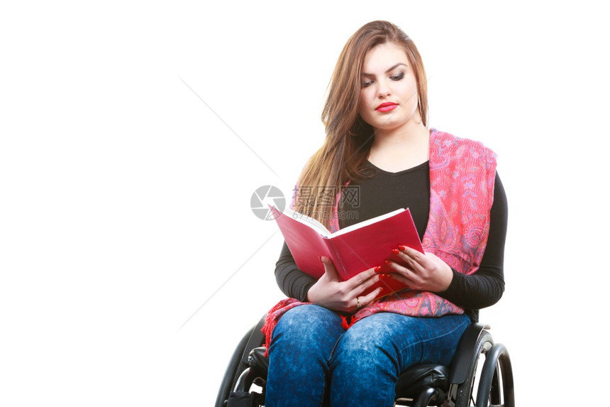 学习和阅读概念残疾和坐轮椅的年轻残疾妇女阅读书坐轮椅的年轻残疾妇女阅读书图片